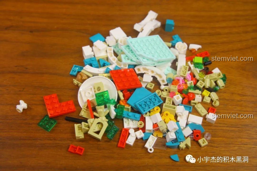 Toàn bộ các chi tiết gạch của bộ lắp ráp Hộp Nhạc Giáng Sinh Người Tuyết Sembo 601162.