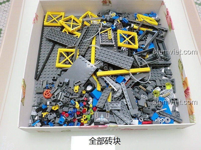 Toàn bộ 678 chi tiết của bộ đồ chơi xây dựng Xe bộ binh đa chức năng KAZI được đổ ra để chuẩn bị lắp ráp.