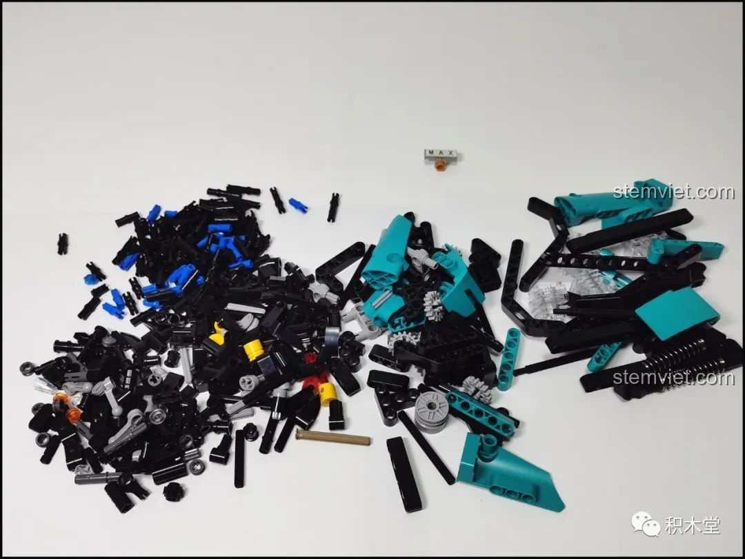 Toàn bộ 431 chi tiết của bộ đồ chơi xây dựng Mô tô Cafe Racer Cổ điển được đổ ra, sẵn sàng cho việc lắp ráp.