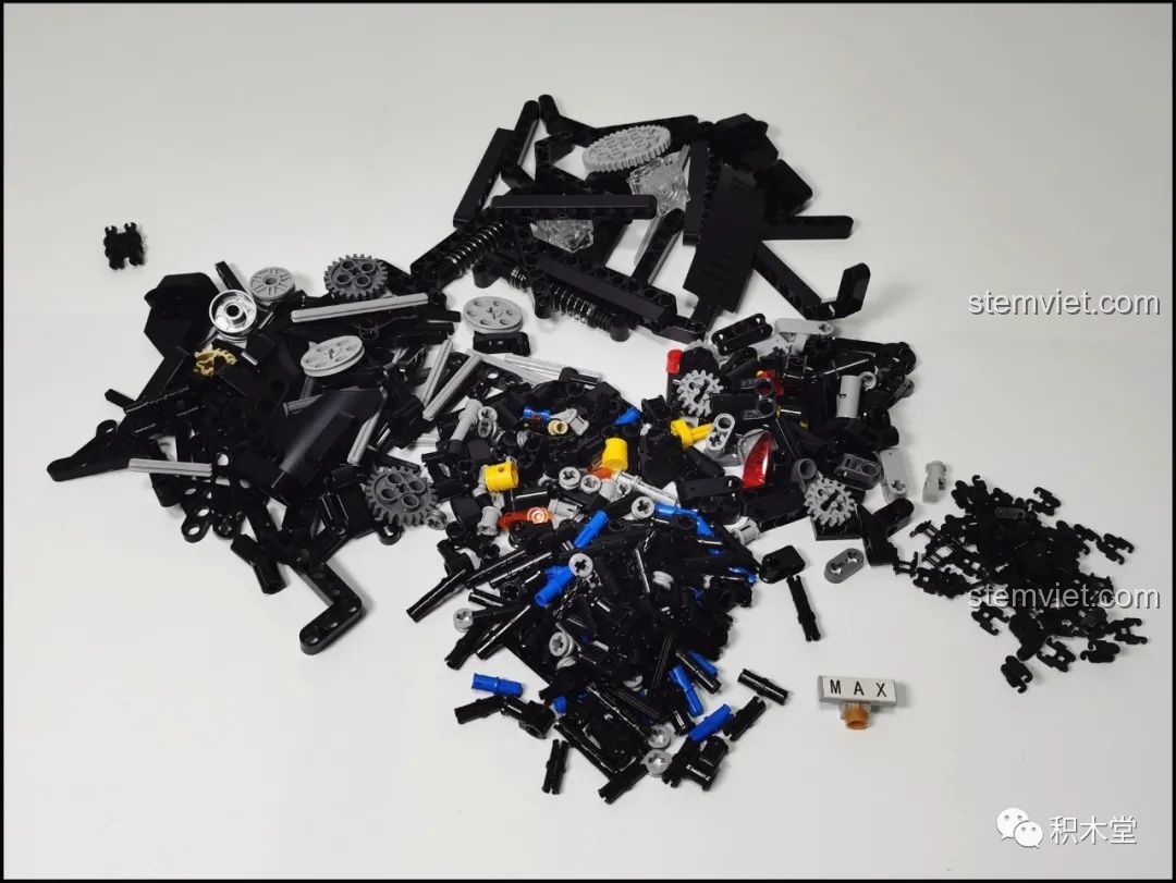 Toàn bộ 451 chi tiết của đồ chơi lắp ghép Mô tô Harley Knuckle Chopper Cổ Điển cho trẻ em trên 8 tuổi.