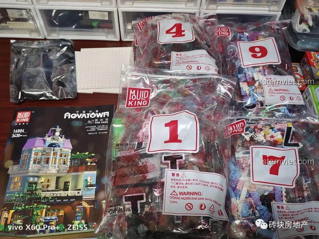 Toàn bộ các chi tiết, sách hướng dẫn và sticker của bộ Mould King 16004 Quán Cà Phê Góc Phố.