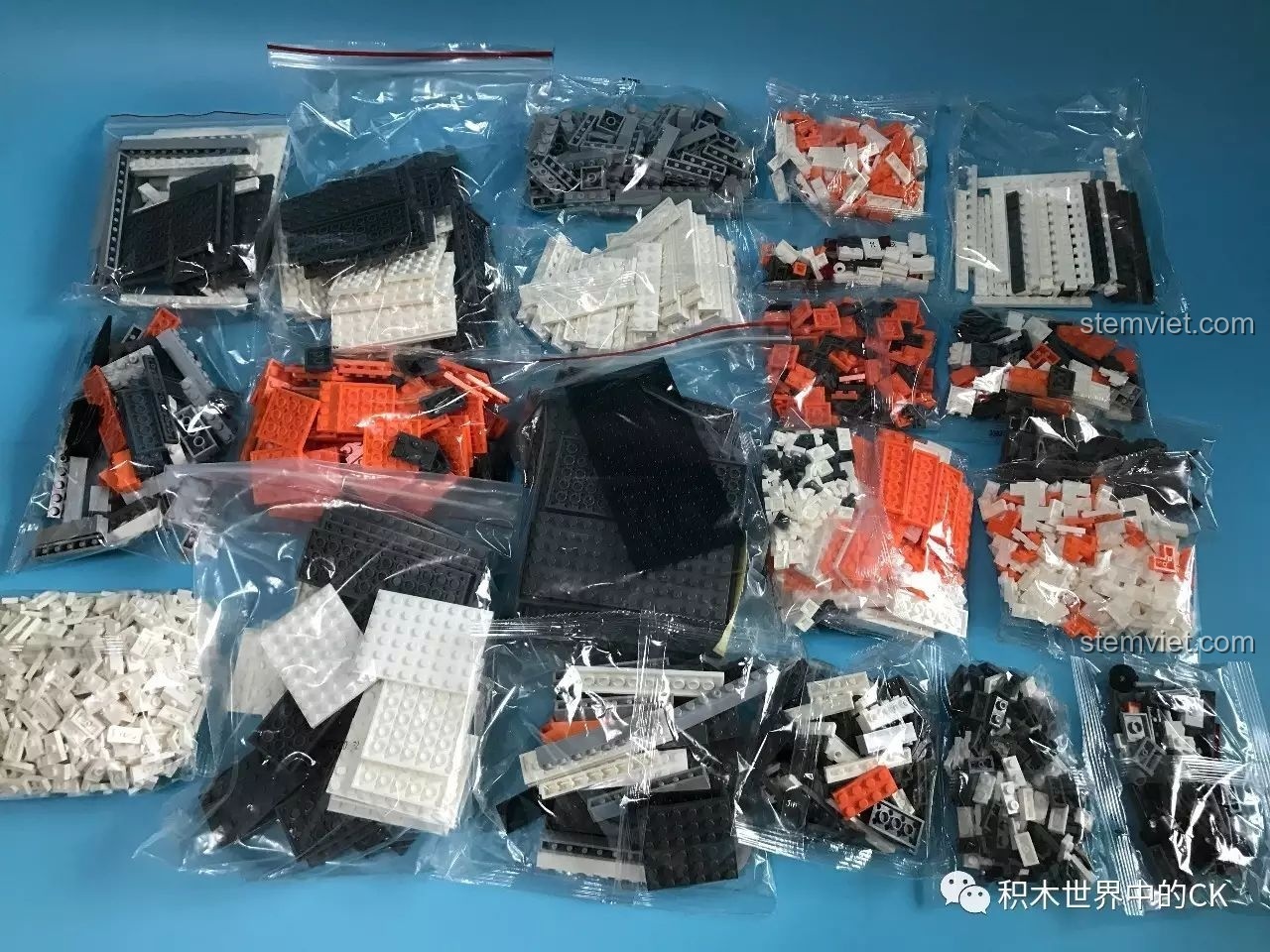 Toàn bộ các mảnh ghép của đồ chơi mô hình Droid Astromech BB-8 LELE được bày ra để chuẩn bị lắp ráp.