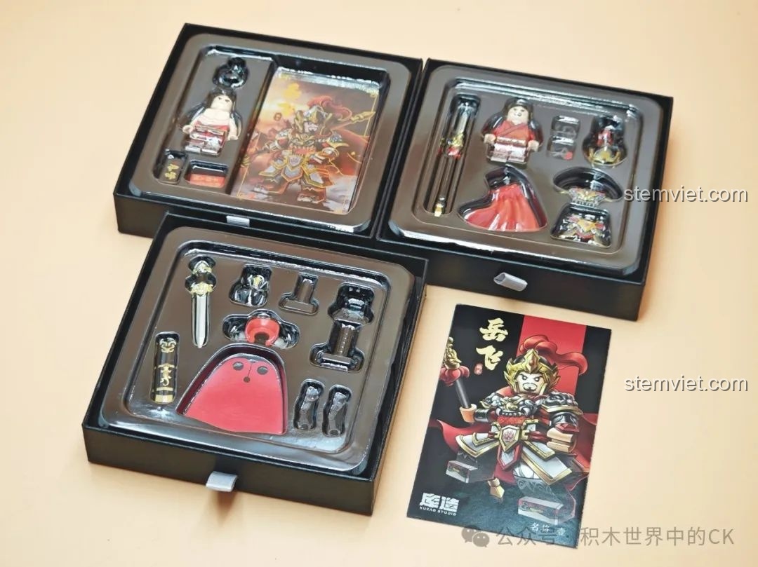 Toàn bộ các chi tiết của bộ đồ chơi Nhạc Phi Kuzao Studio 11722, bao gồm 2 thân, giáp kim loại, vũ khí và thẻ bài sưu tầm.