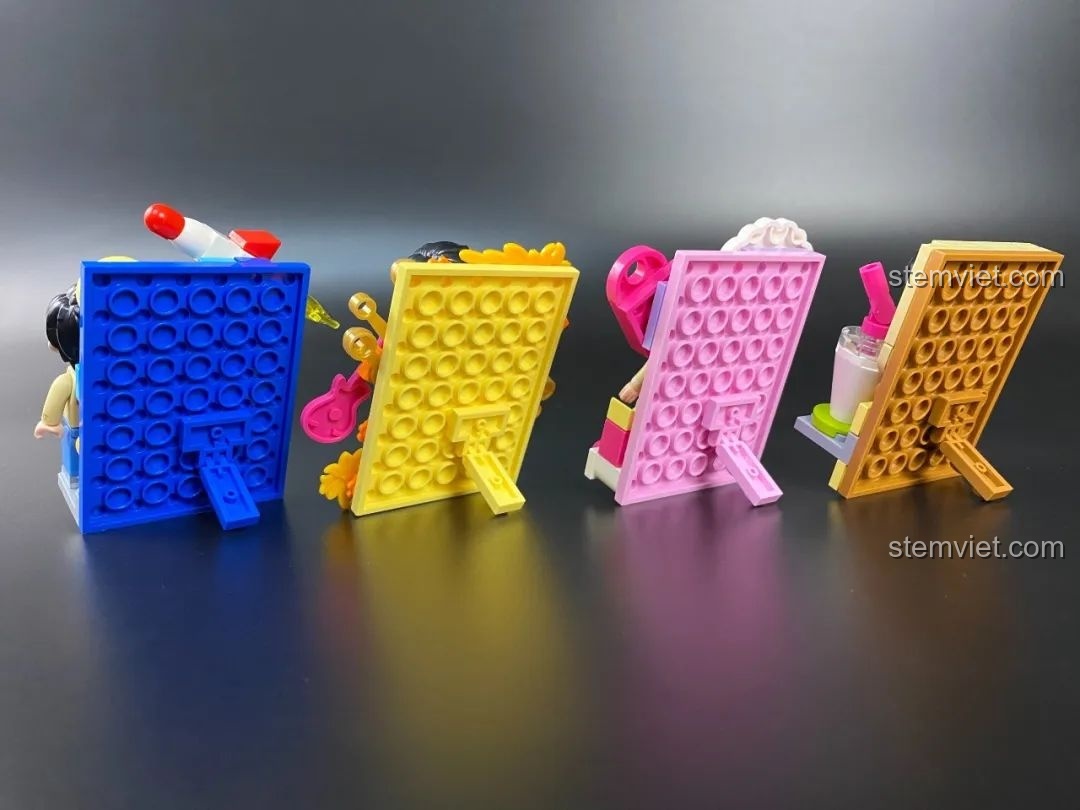 Toàn bộ sản phẩm Keeppley DZ0155 bao gồm đàn piano và 4 khung ảnh minifigure.