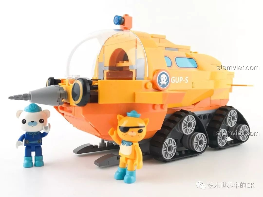 Mô hình Tàu Độc Giác Kình GUP-S cùng hai minifigures Barnacles và Kwazii, sẵn sàng cho cuộc phiêu lưu.