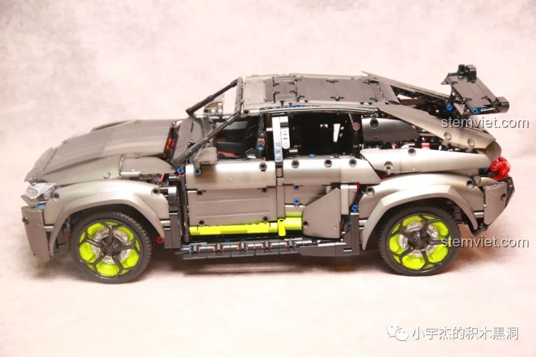 Toàn cảnh bên hông của mô hình Siêu xe Lamborghini Urus SUV 10511 hoàn chỉnh, dài và hầm hố.