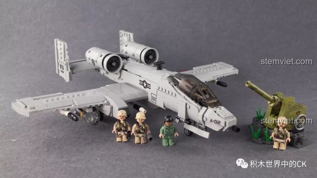 Toàn cảnh bộ lắp ráp Thần sấm A-10 Xingbao XB-06022 cùng các minifigures và pháo phòng không.