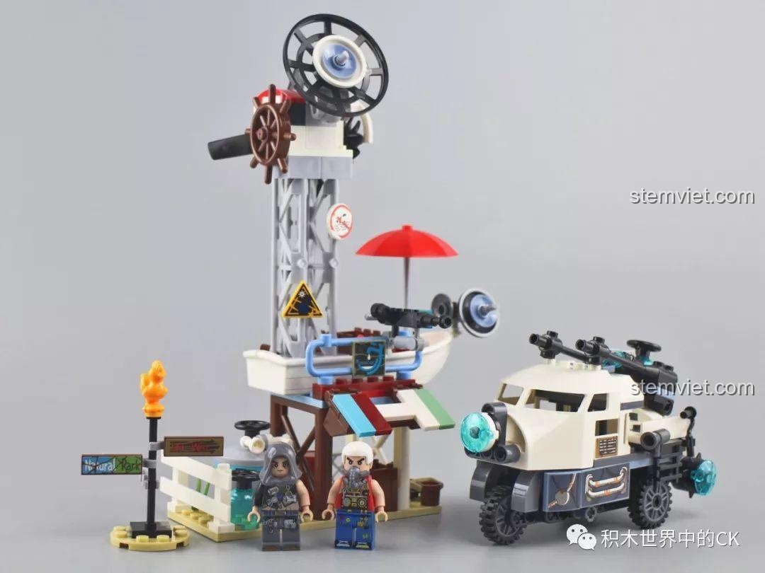 Toàn cảnh bộ lắp ráp Winner 8054 Trạm Bơm Nước Hậu Tận Thế với cả hai mô hình và minifigures.