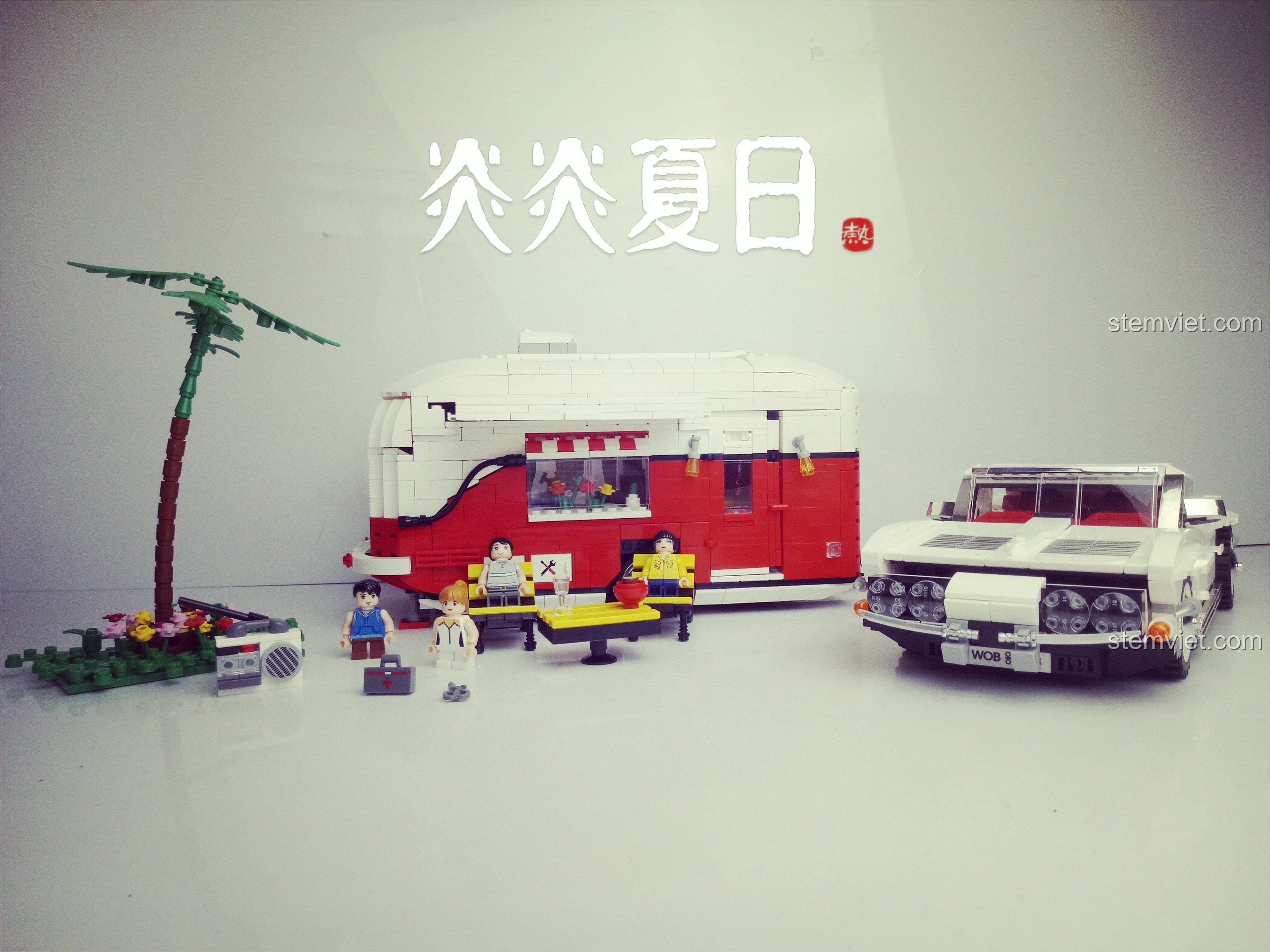 Toàn cảnh bộ lắp ráp Xingbao XB-08003 hoàn chỉnh với xe, nhà moóc, minifigures và phụ kiện.