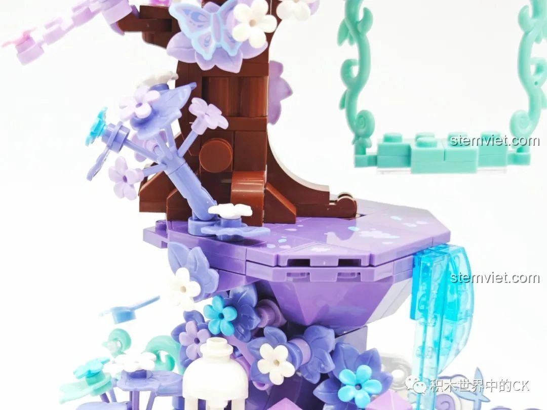 Toàn cảnh phần cây, mặt trăng và mây của bộ lắp ráp Keeppley K21103 Điêu Thuyền Giấc Mơ Đêm Hè, tạo khung cảnh lãng mạn.