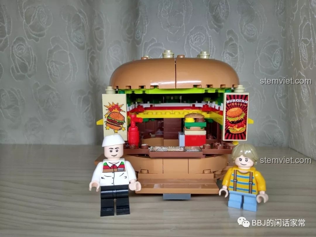Toàn cảnh bộ Cửa Hàng Hamburger Sembo chất lượng cao với hai minifigure đầu bếp và khách hàng nhí.