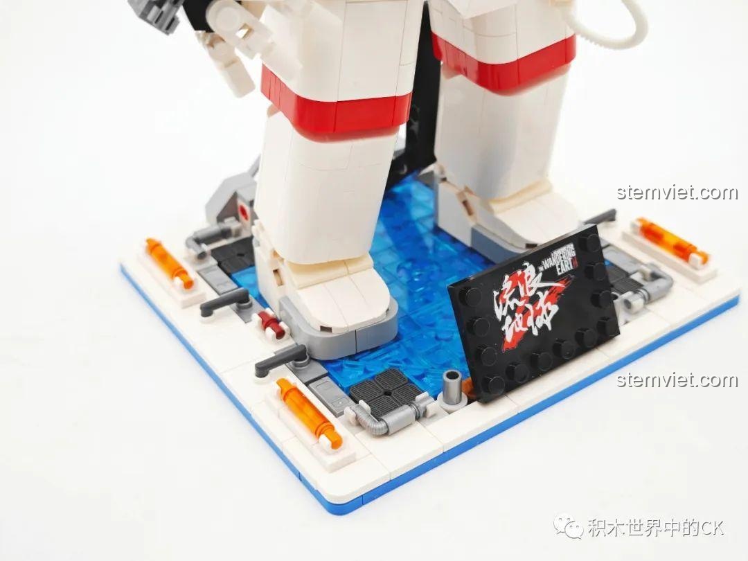 Toàn cảnh phần đế trưng bày của bộ lắp ráp Figure Phi hành gia, thiết kế mô phỏng bề mặt hành tinh và nước.