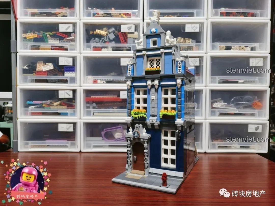 Toàn cảnh bộ lắp ráp Leier 10004 Tòa nhà Hiệu Thuốc Cổ Điển sau khi hoàn thành, một công trình kiến trúc mini tuyệt đẹp.