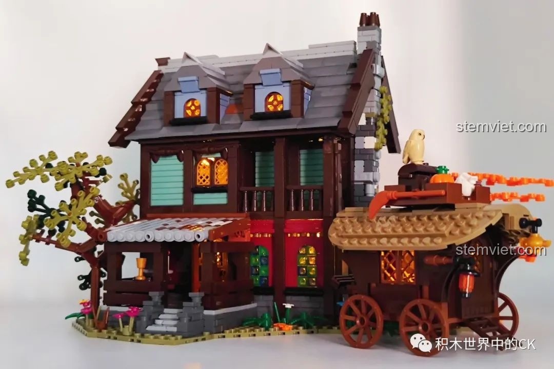 Toàn cảnh Tòa nhà Trung Cổ JIESTAR 89148 và xe ngựa được bật đèn, tạo nên một khung cảnh hoàn chỉnh.