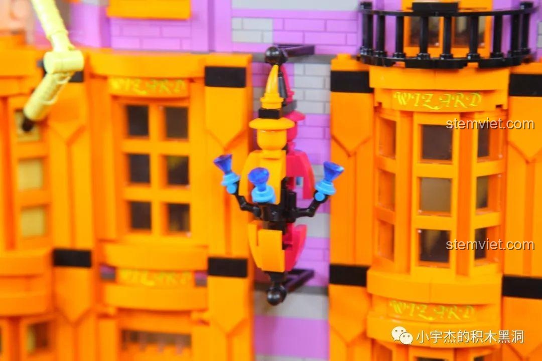 Toàn cảnh mặt tiền bộ lắp ráp Weasleys' Wizard Wheezes 16041 khi lên đèn.