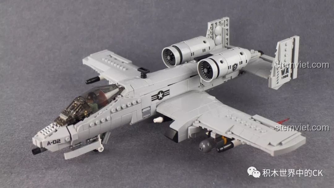 Toàn cảnh mô hình máy bay A-10 Thunderbolt II XB-06022 hoàn chỉnh, góc nhìn từ bên hông.