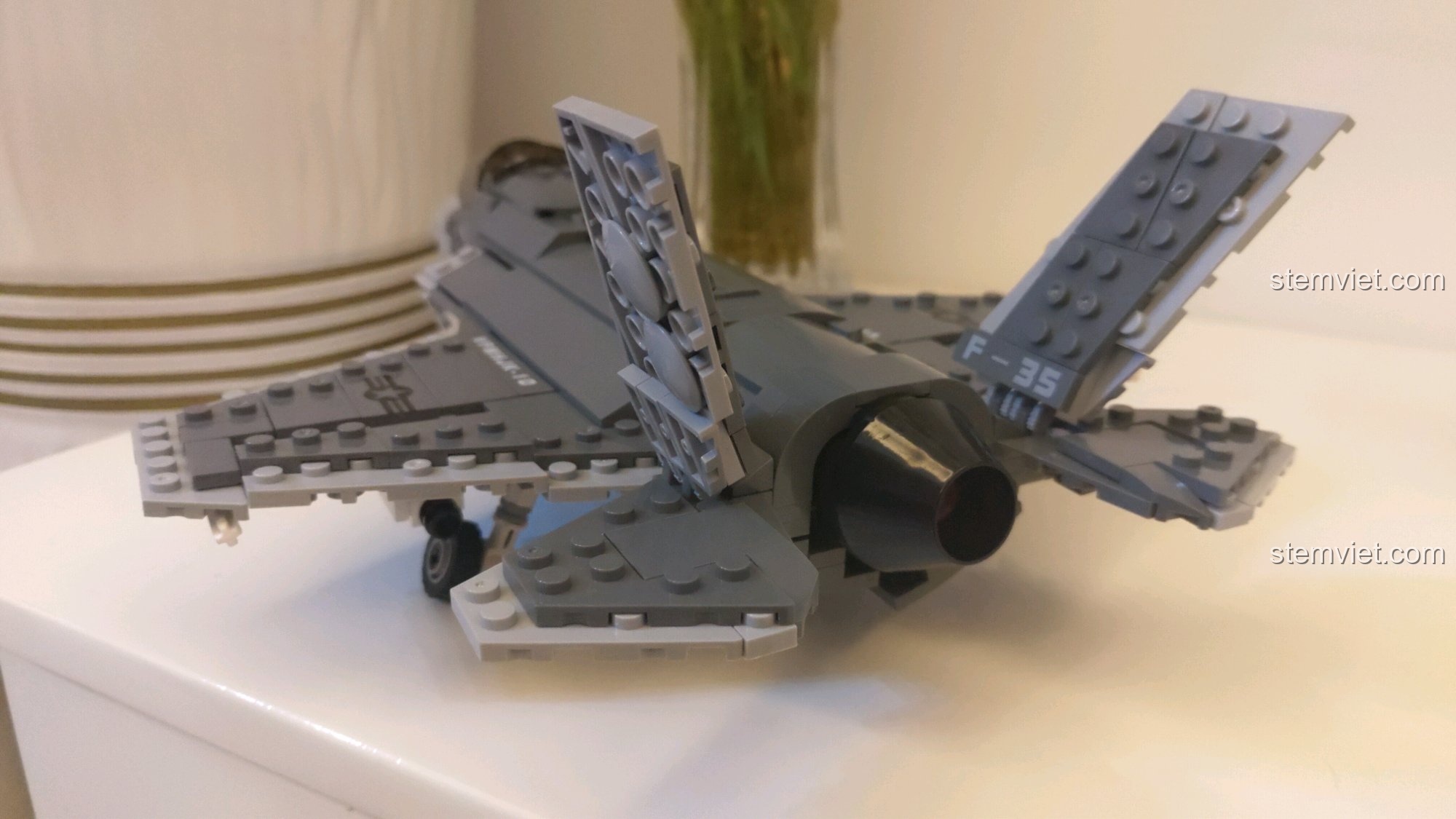Toàn cảnh mô hình Máy bay chiến đấu F-35 Lightning II XB06026 sau khi lắp ráp hoàn chỉnh, nhìn từ góc cao.