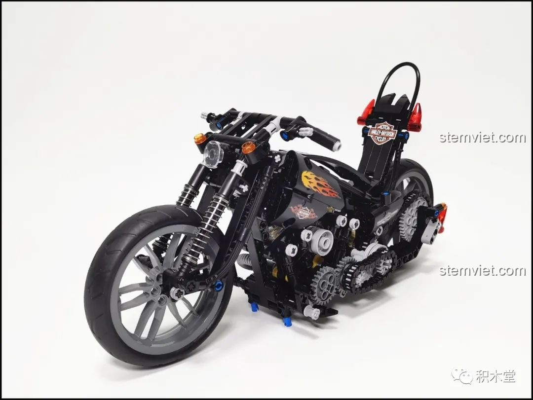 Toàn cảnh mô hình xe máy Harley Knuckle Chopper Lucky Star 50024 sau khi lắp ráp và dán sticker.