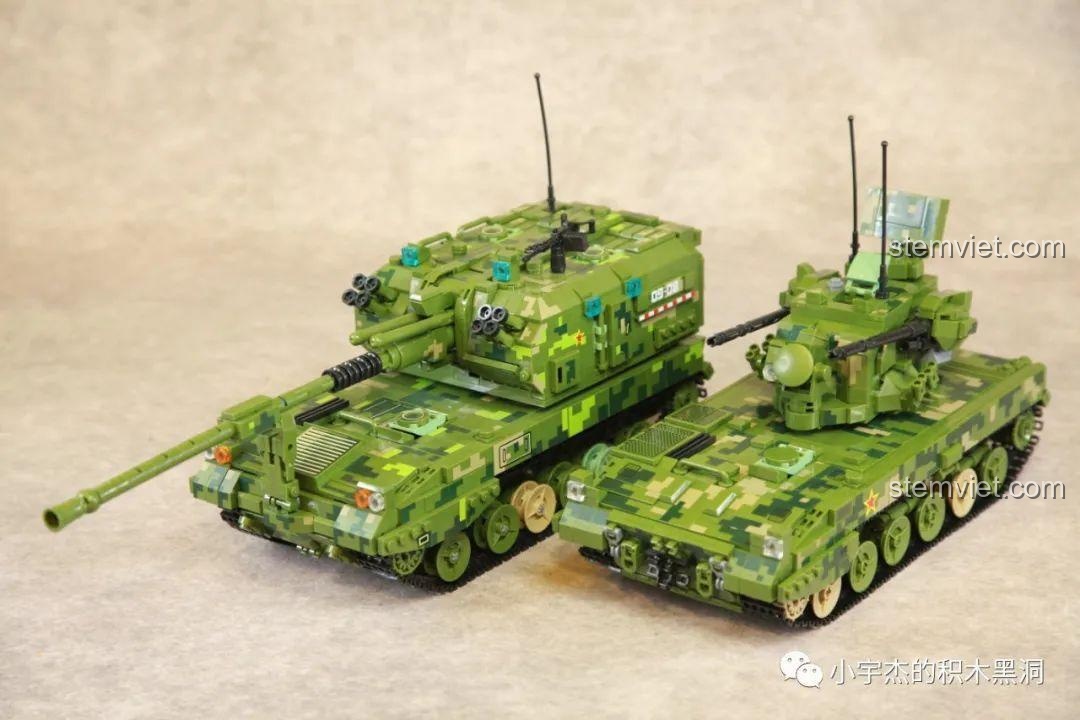 Toàn cảnh mô hình Panlos Brick 688005 Xe chiến đấu phòng không Type 09 từ góc cao.
