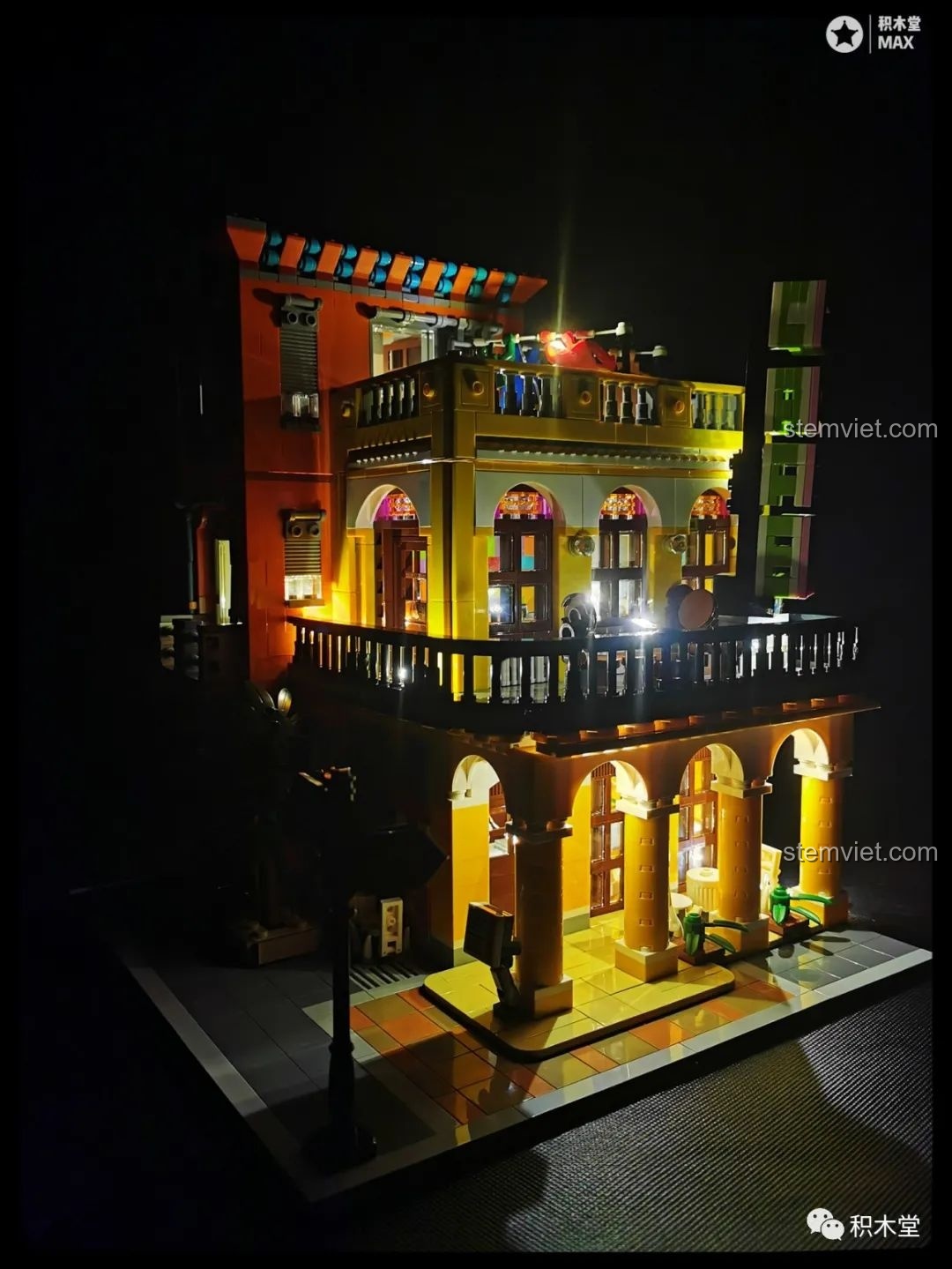 Toàn cảnh bộ lắp ráp RAEL 10002 Quán Cà Phê Havana về đêm với hệ thống đèn LED.