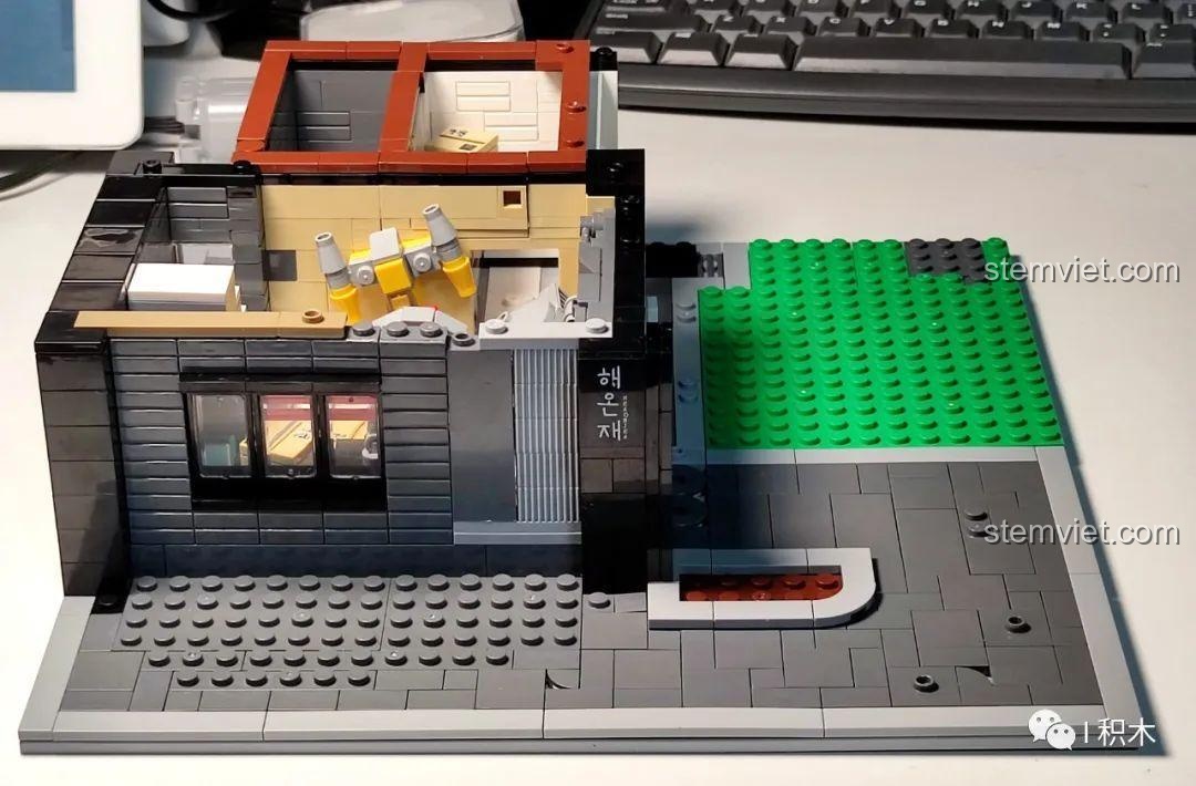 Toàn cảnh tầng một của mô hình XMORK 10205 sau khi lắp ráp xong, nhìn từ phía trước.