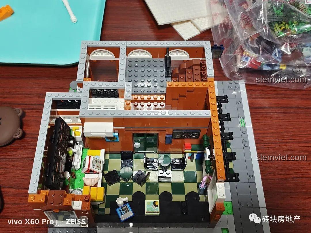 Nhìn từ trên xuống toàn cảnh tầng trệt của bộ xếp hình Quán Cà Phê Góc Phố 16004.