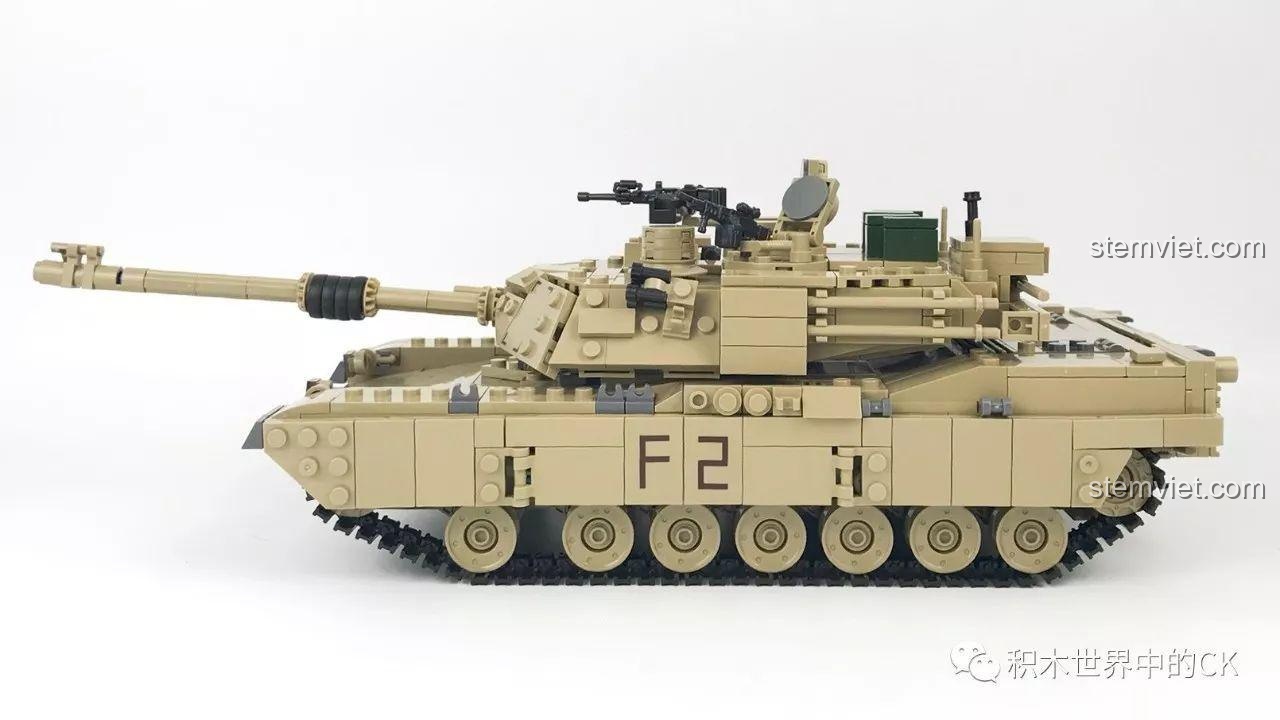 Góc nhìn ngang của mô hình xe tăng KAZI KY10000 M1A2 Abrams đã hoàn thiện, thể hiện chiều dài và sự hầm hố.