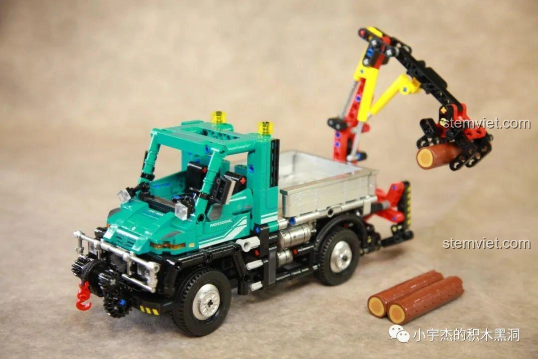 Tời kéo phía trước của Xe tải công trình Unimog U400 SEMBO Block 720900, có thể hoạt động.