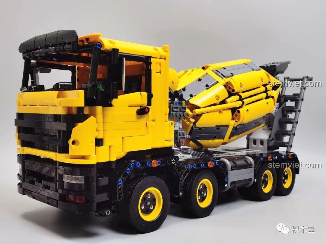 Chi tiết hiển thị tổng khối lượng 31000kg trên thân xe của mô hình Xe Trộn Bê Tông Tycole T4005.