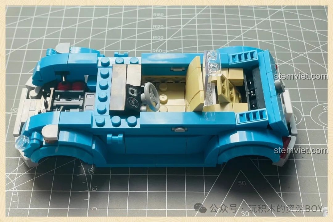 Góc nhìn tổng quan từ trên xuống của mô hình Pinbo PB8805 Xe Volkswagen Beetle Cắm Trại đang trong quá trình lắp ráp.