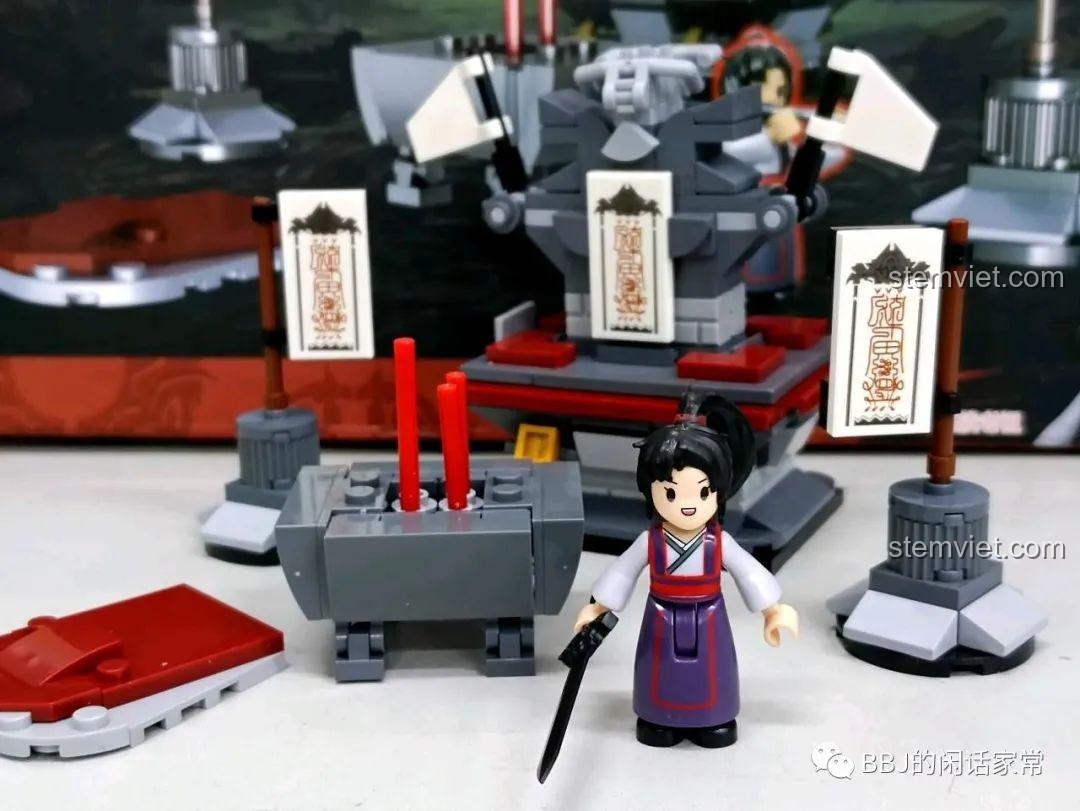 Góc nhìn tổng thể bộ lắp ráp Di Lăng Lão Tổ Ngụy Vô Tiện Leier và các chi tiết xung quanh.