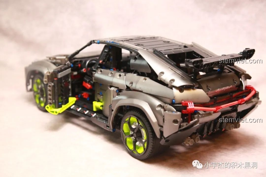 Góc nhìn tổng thể từ bên hông của mô hình Kbox 10511 Lamborghini Urus hoàn chỉnh.