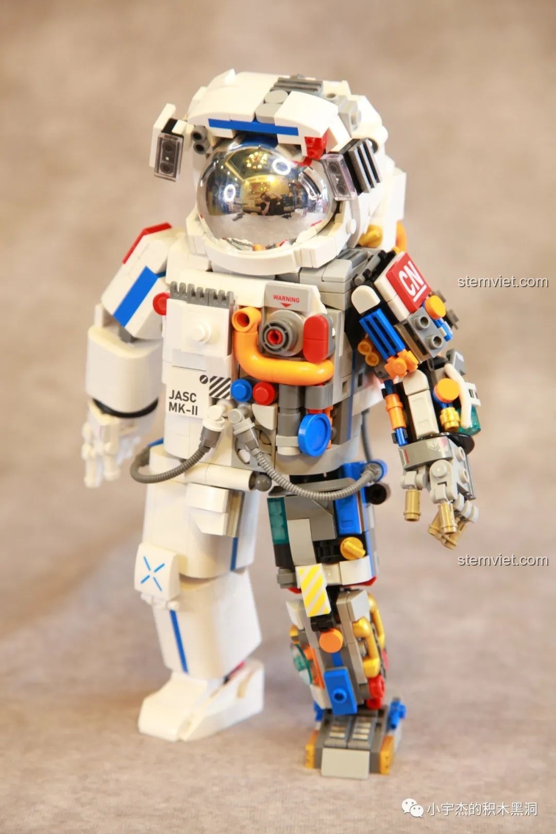 Ảnh chụp toàn diện mô hình Robot phi hành gia JK9106, thể hiện sự tương phản trong thiết kế.
