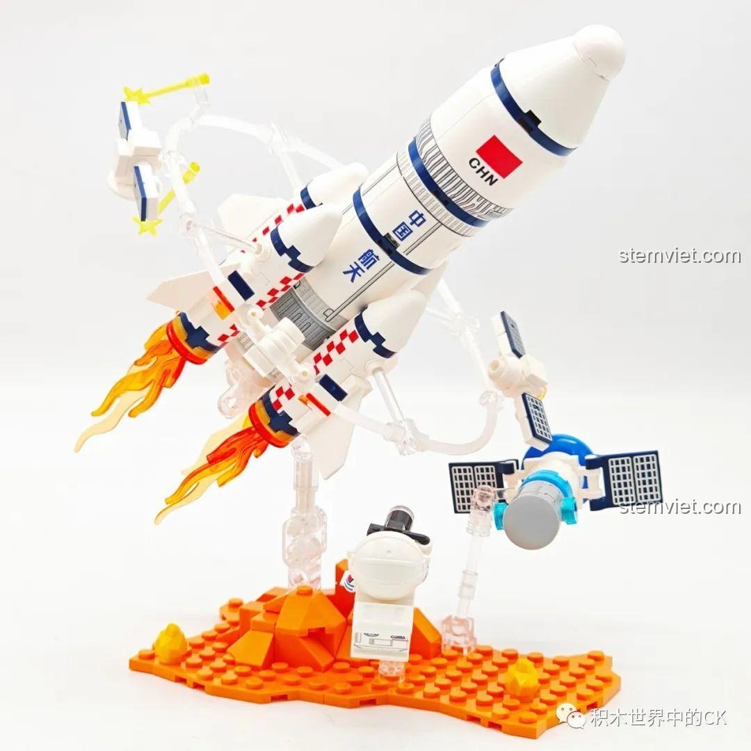 Toàn cảnh mô hình Sembo 203357 từ một góc nhìn khác, thể hiện sự hài hòa giữa tên lửa, vệ tinh và phi hành gia.