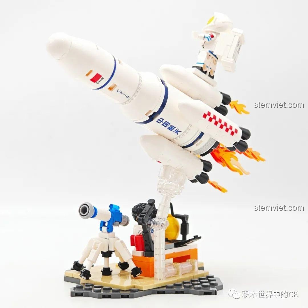 Toàn cảnh mô hình Sembo 203358, một bộ đồ chơi xây dựng Tên lửa Trường Chinh 9 tuyệt vời cho bé trên 6 tuổi.