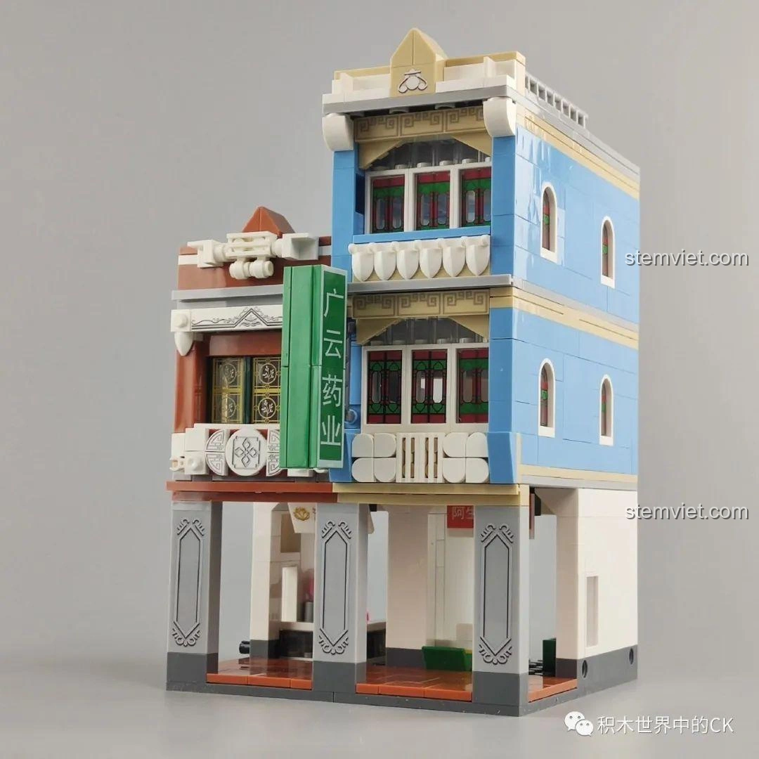 Góc nhìn tổng thể phía trước của mô hình WOMA C0336 Phố Cổ Kiến Trúc Qilou đã hoàn thành.