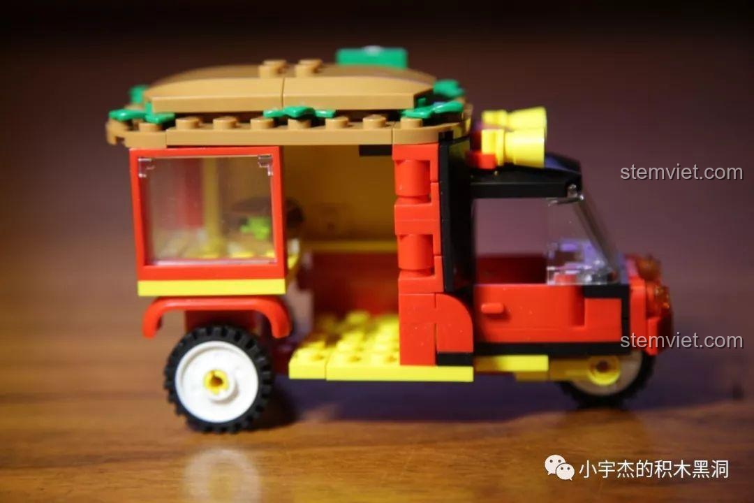 Góc nhìn từ bên hông cho thấy toàn bộ cấu trúc của Xe bán hamburger Sembo 601206.