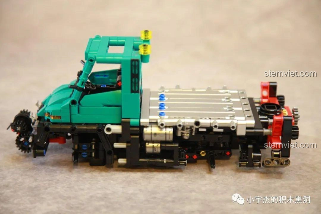 Tổng thể mô hình Xe tải công trình Unimog U400 SEMBO Block 720900 sau khi lắp xong phần thân và thùng xe.