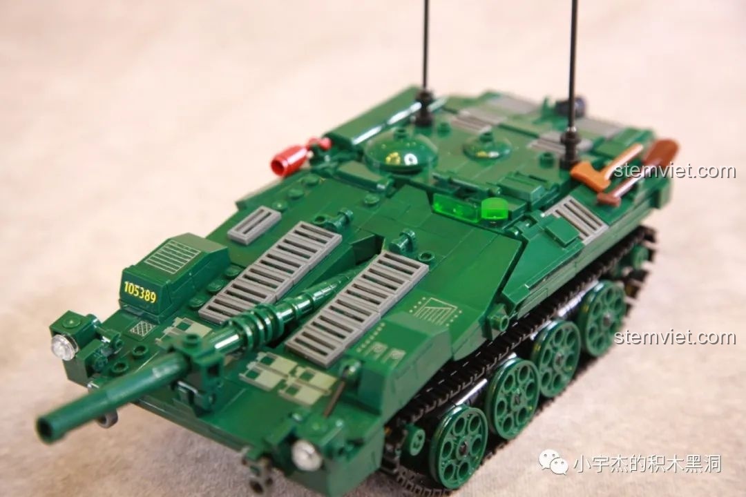 Ảnh chụp tổng thể mô hình Xe tăng chiến đấu chủ lực STRV-103 đã hoàn thiện, màu xanh lá cây đậm và các chi tiết sắc nét.