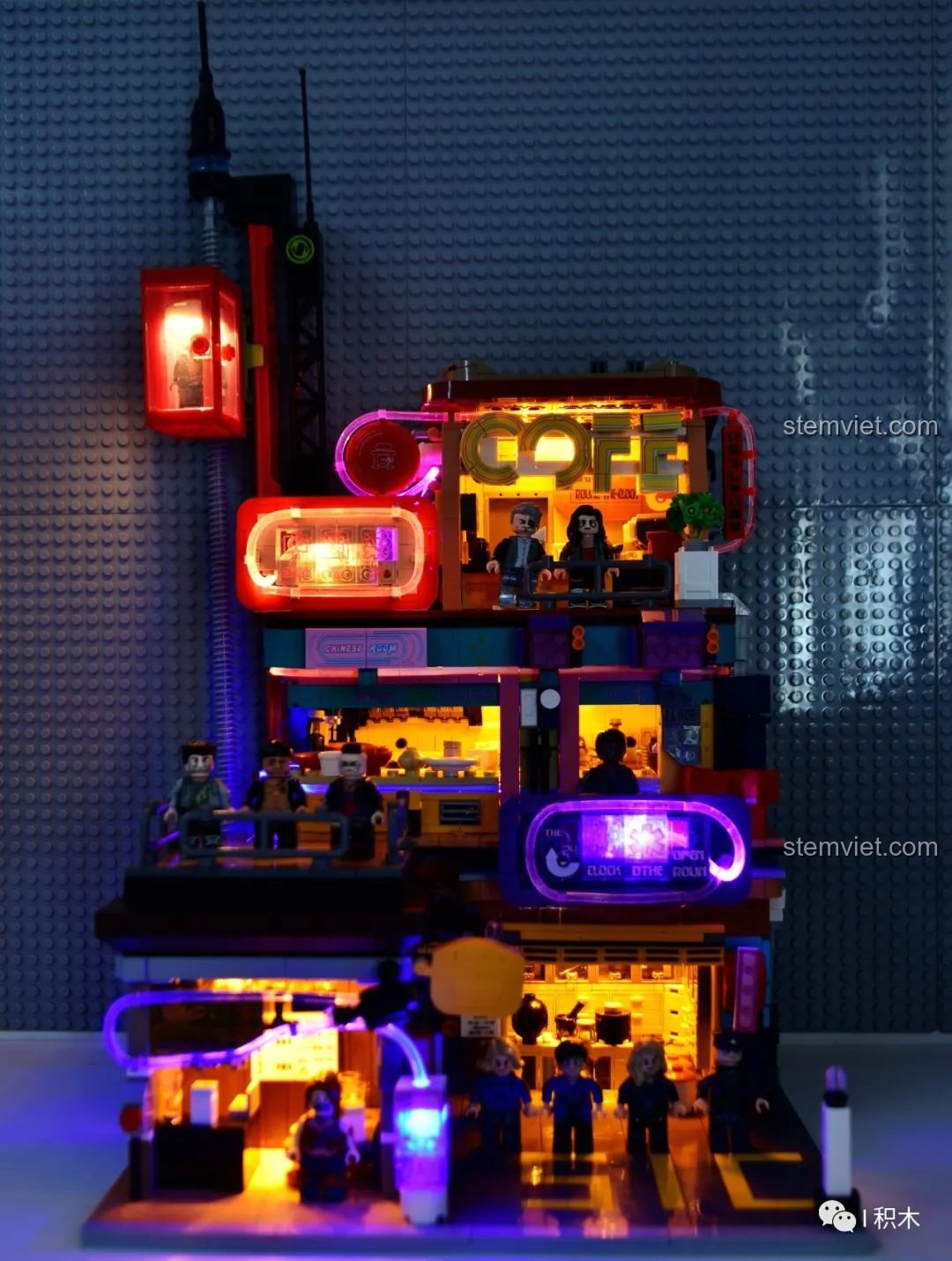 Mô hình Kiến trúc Cyberpunk 51C BrickCool KS004 rực rỡ về đêm với đèn LED neon lung linh, tái hiện góc phố tương lai đầy sống động. Trải nghiệm lắp ghép độc đáo.