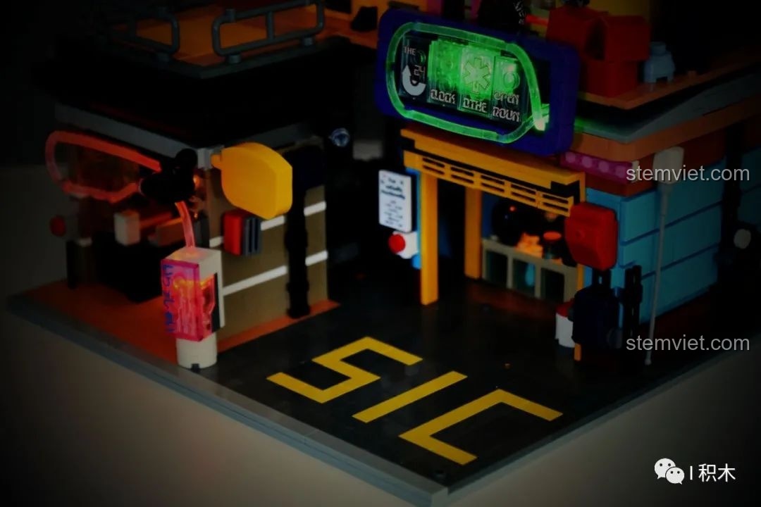 Chi tiết mặt đường với ký hiệu '51C' và các biển hiệu neon ở tầng trệt của mô hình Kiến trúc Cyberpunk 51C BrickCool KS004. Trải nghiệm lắp ghép chân thực.