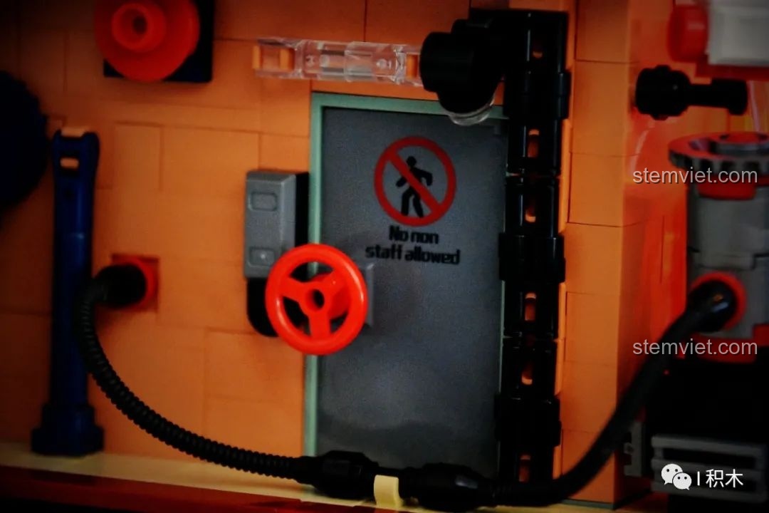 Chi tiết mặt sau mô hình Kiến trúc Cyberpunk 51C BrickCool KS004 với biển báo 'No non staff allowed' và các đường ống phức tạp, thể hiện sự chân thực. Trải nghiệm lắp ráp.