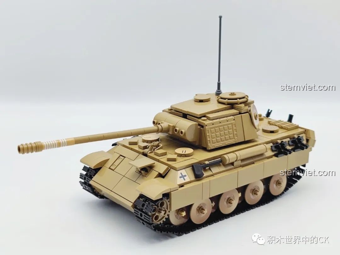 Trải nghiệm CaDA C61073 Panzerkampfwagen V với mô hình hoàn chỉnh, góc nhìn 3/4 phía trước.