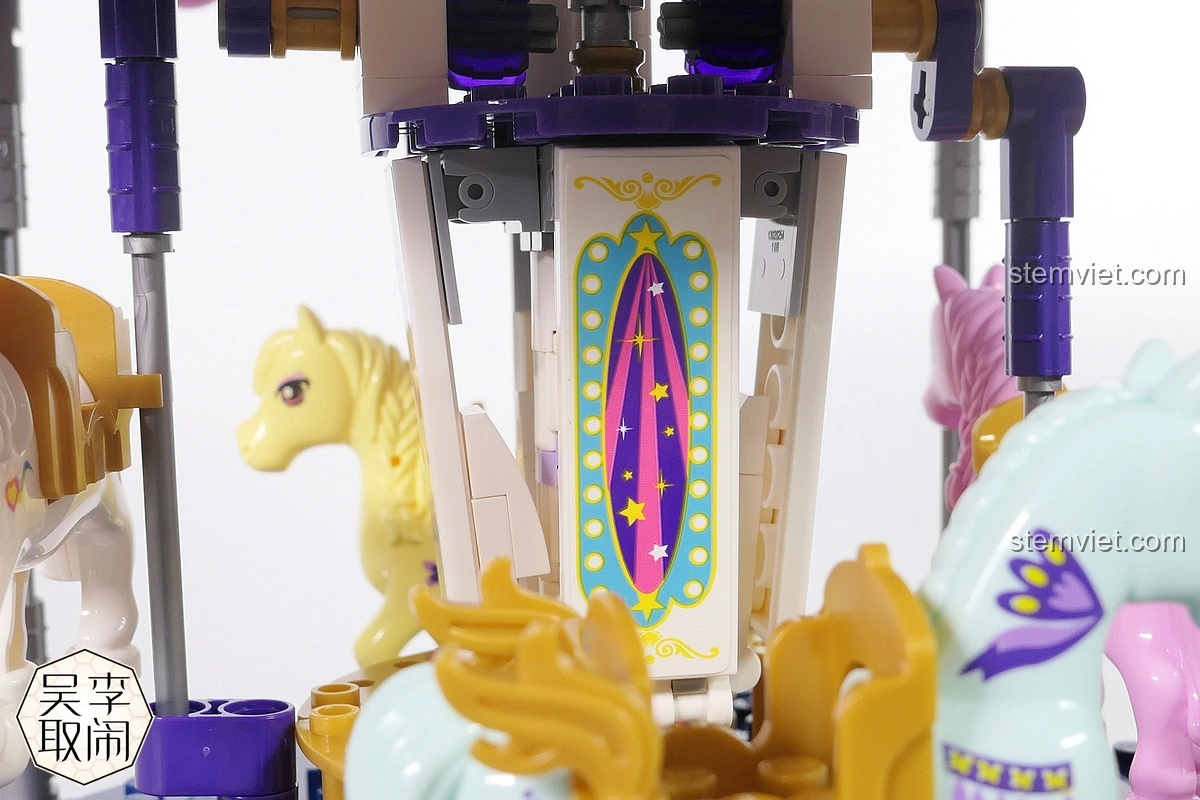 Nhân vật Dorothy đứng trên lưng ngựa trong bộ Vòng Quay Ngựa Gỗ Mộng Mơ Enlighten 2016.