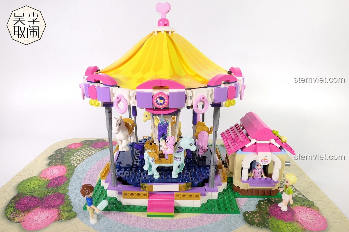 Nhân vật Dorothy cùng chú gấu bông trên lưng ngựa trong bộ Vòng Quay Ngựa Gỗ Mộng Mơ Enlighten 2016.