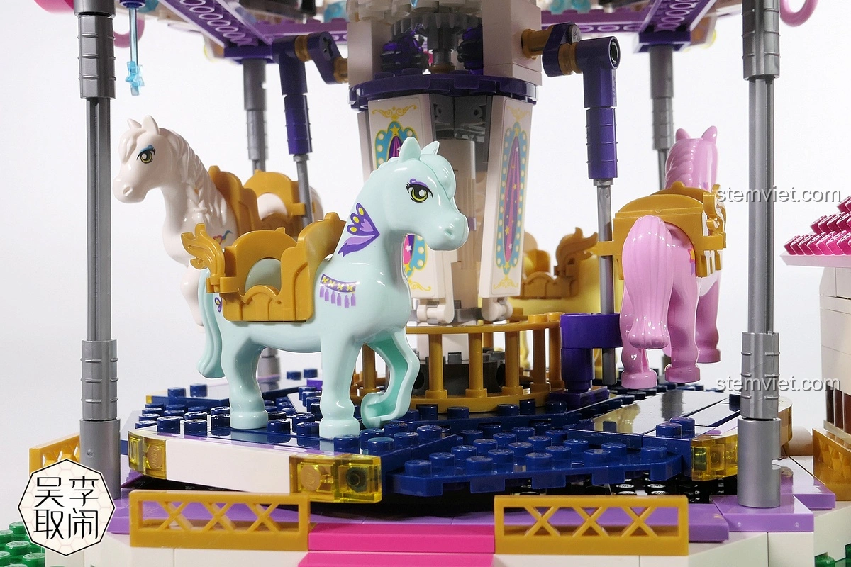 Góc nhìn từ trên xuống của mái che màu vàng với họa tiết ngôi sao của bộ Vòng Quay Ngựa Gỗ Mộng Mơ Enlighten 2016.