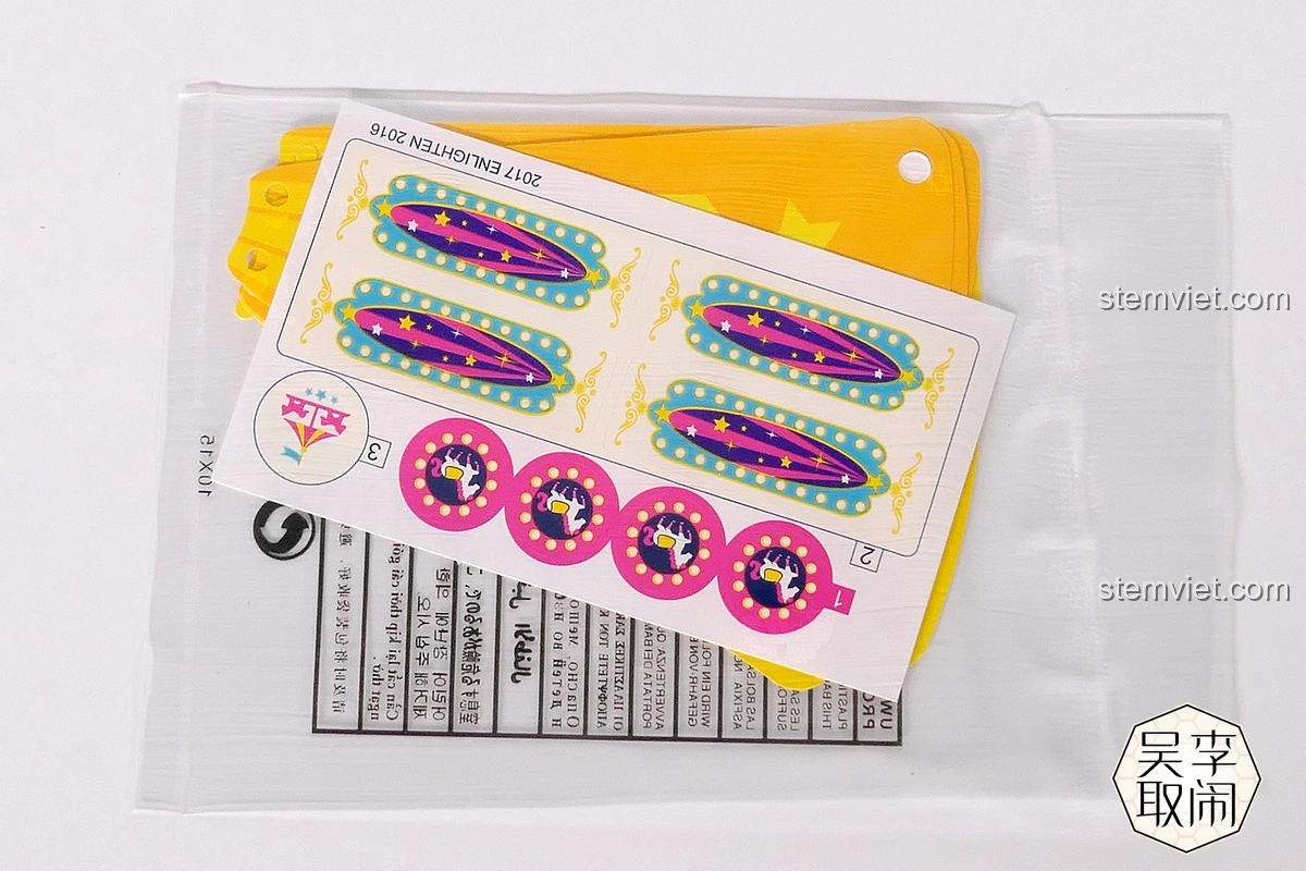 Bộ sticker và các chi tiết mái vòm màu vàng của bộ lắp ráp Vòng Quay Ngựa Gỗ Mộng Mơ Enlighten 2016.