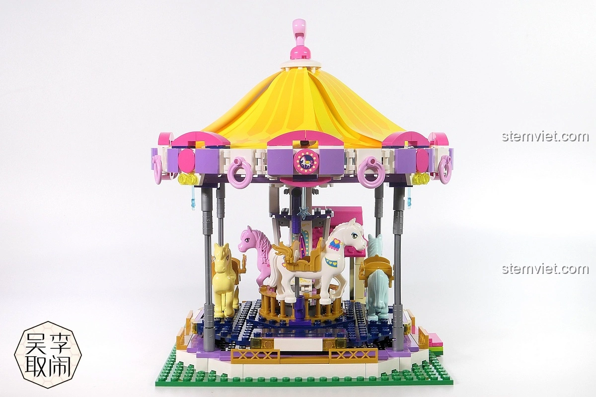 Góc nhìn tổng thể từ bên hông của bộ lắp ráp Vòng Quay Ngựa Gỗ Mộng Mơ Enlighten 2016 đã hoàn thành.