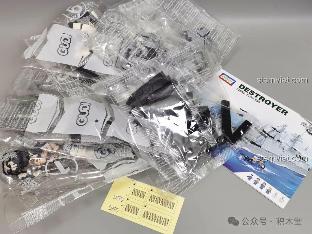 Bên trong hộp GUDI 8028 gồm các túi chi tiết, sách hướng dẫn và sticker. Trải nghiệm GUDI 8028 Tàu khu trục hiện đại.