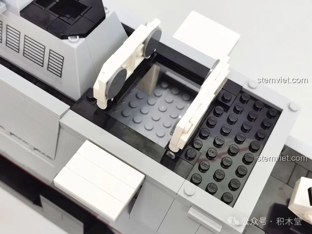 Hệ thống VLS khi đóng nắp trên boong tàu của mô hình GUDI 8028. Trải nghiệm GUDI 8028 Tàu khu trục hiện đại.